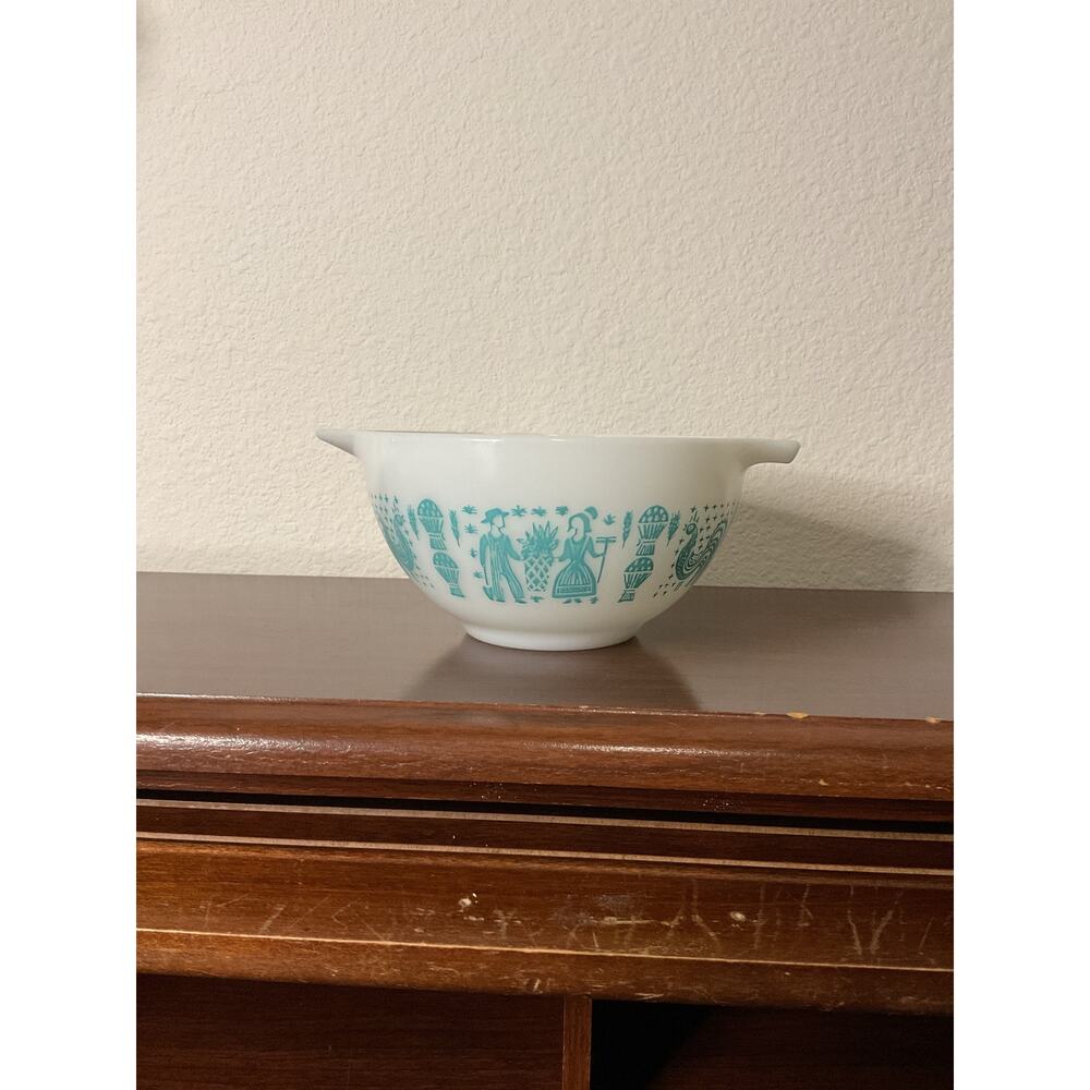 Vintage turquoise amish butterprint 441 1.5 pt white Cinderella mixing bowl - Picture 2 of 8